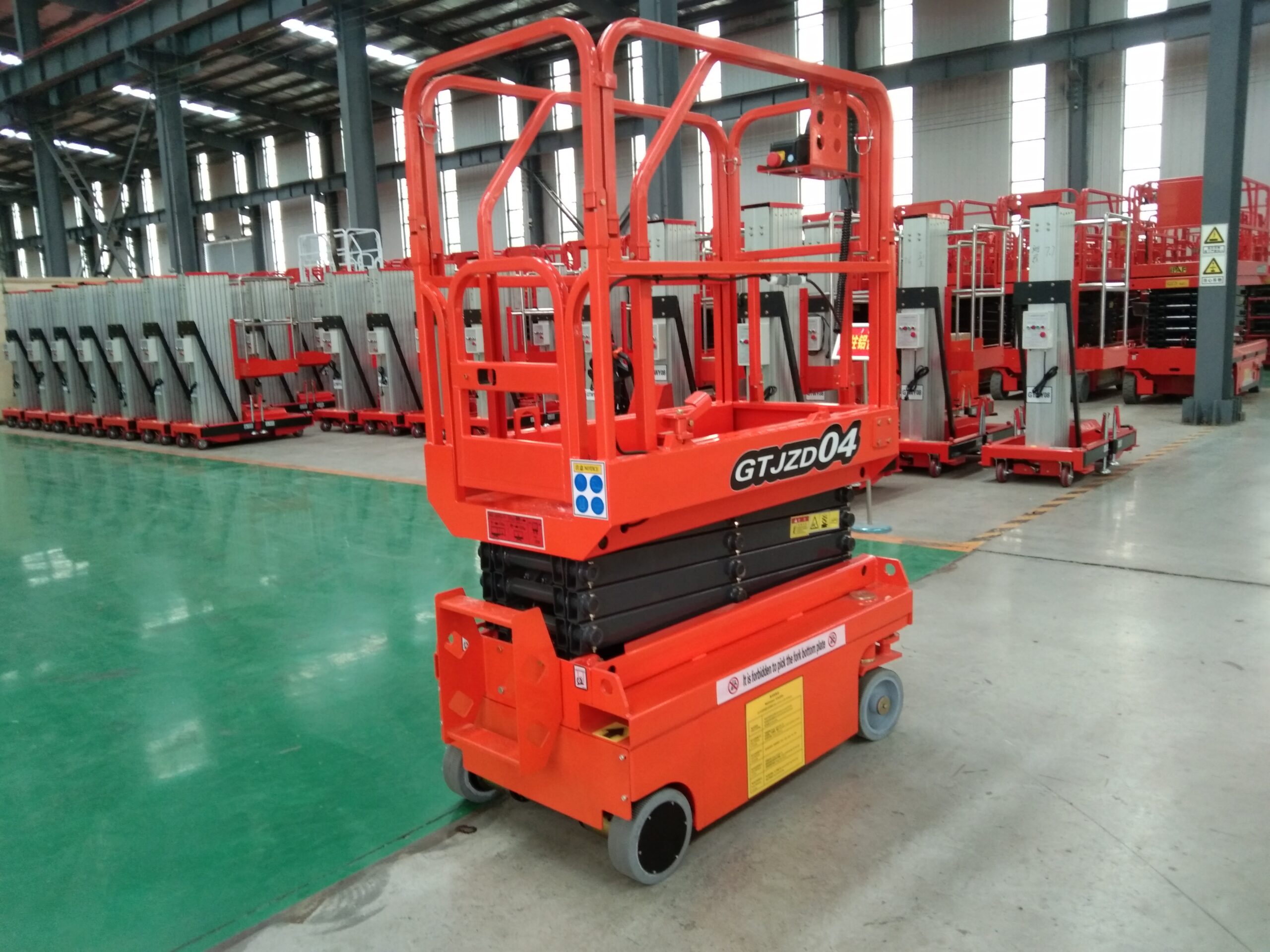 Self-propelled 13 ft - 4m Scissor Lift